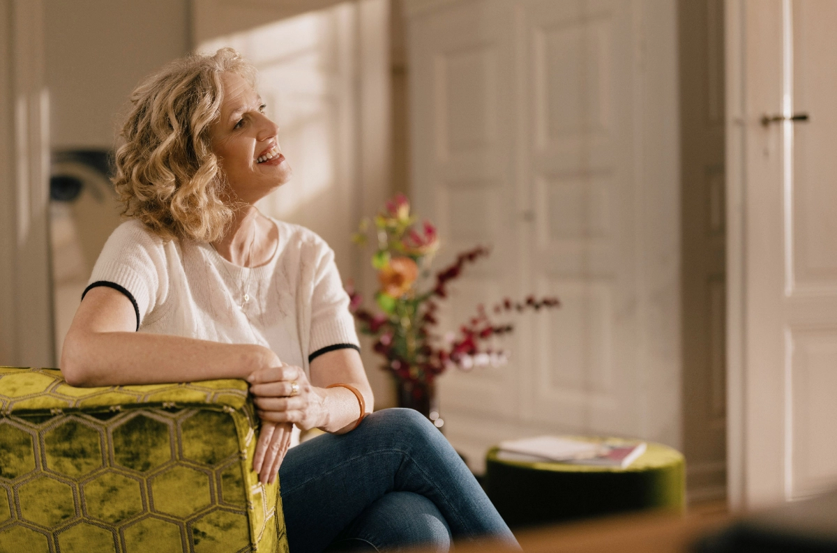 Designerin Christiane Schirmaier sitzend im Sessel