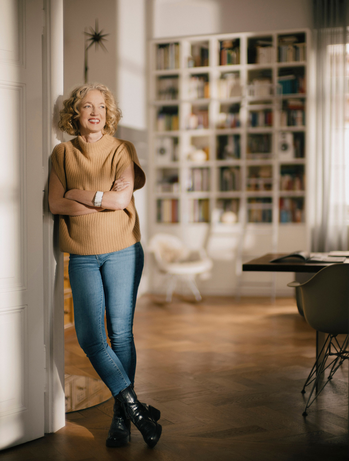 Die Designerin Christiane Schirmaier - stehend im Buero